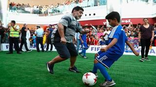 Cuidado con el abuelito: niño tumbó a Maradona y el argentino le jugó una broma [VIDEO]