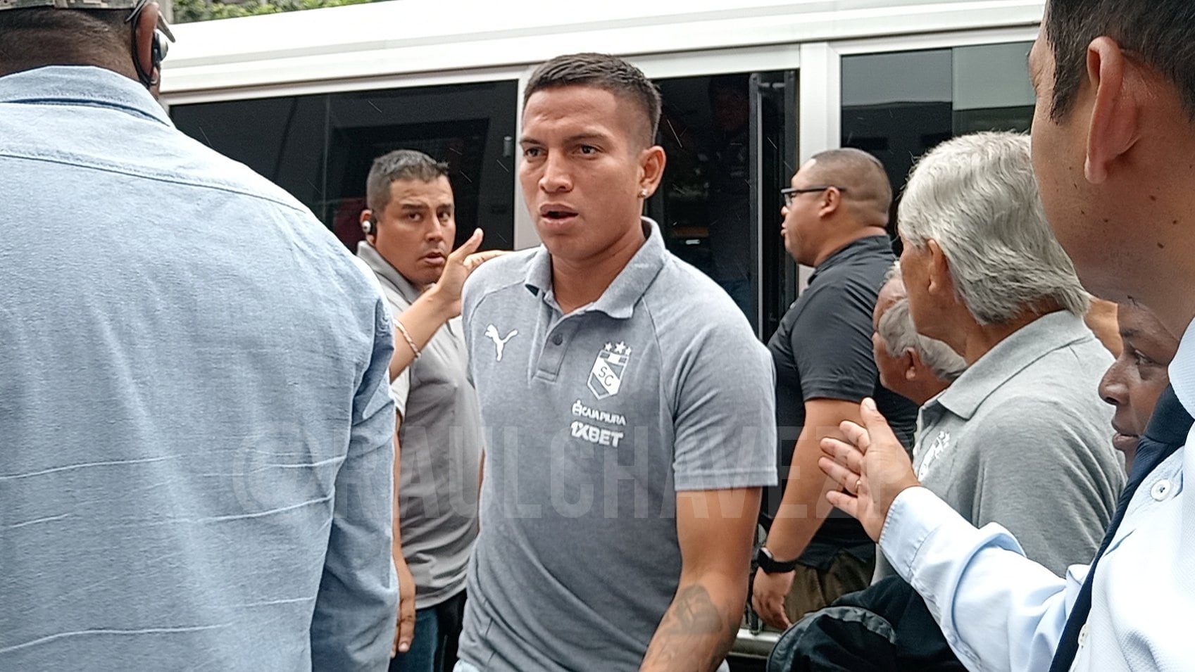 En un bus llegaron los jugadores de Sporting Cristal a las Nazarenas. (Foto: @raulchavezpa)