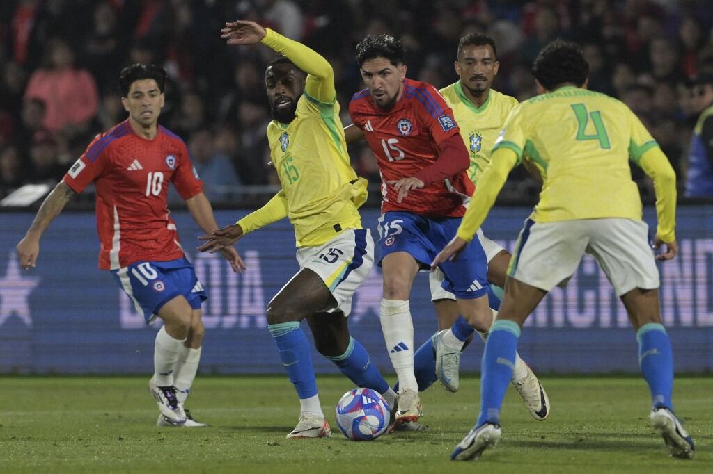 Chile viene de perder 2-1 ante Brasil y se alista para jugar ante Colombia. (Foto: AFP)