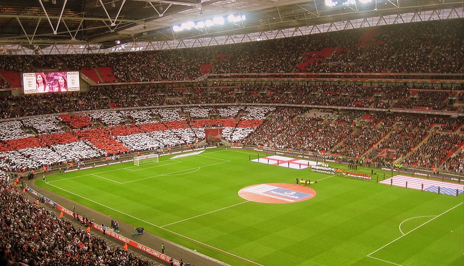 Con una capacidad de 90.000 espectadores, el estadio de Wembley podría acoger 25.000 autobuses de 2 pisos.