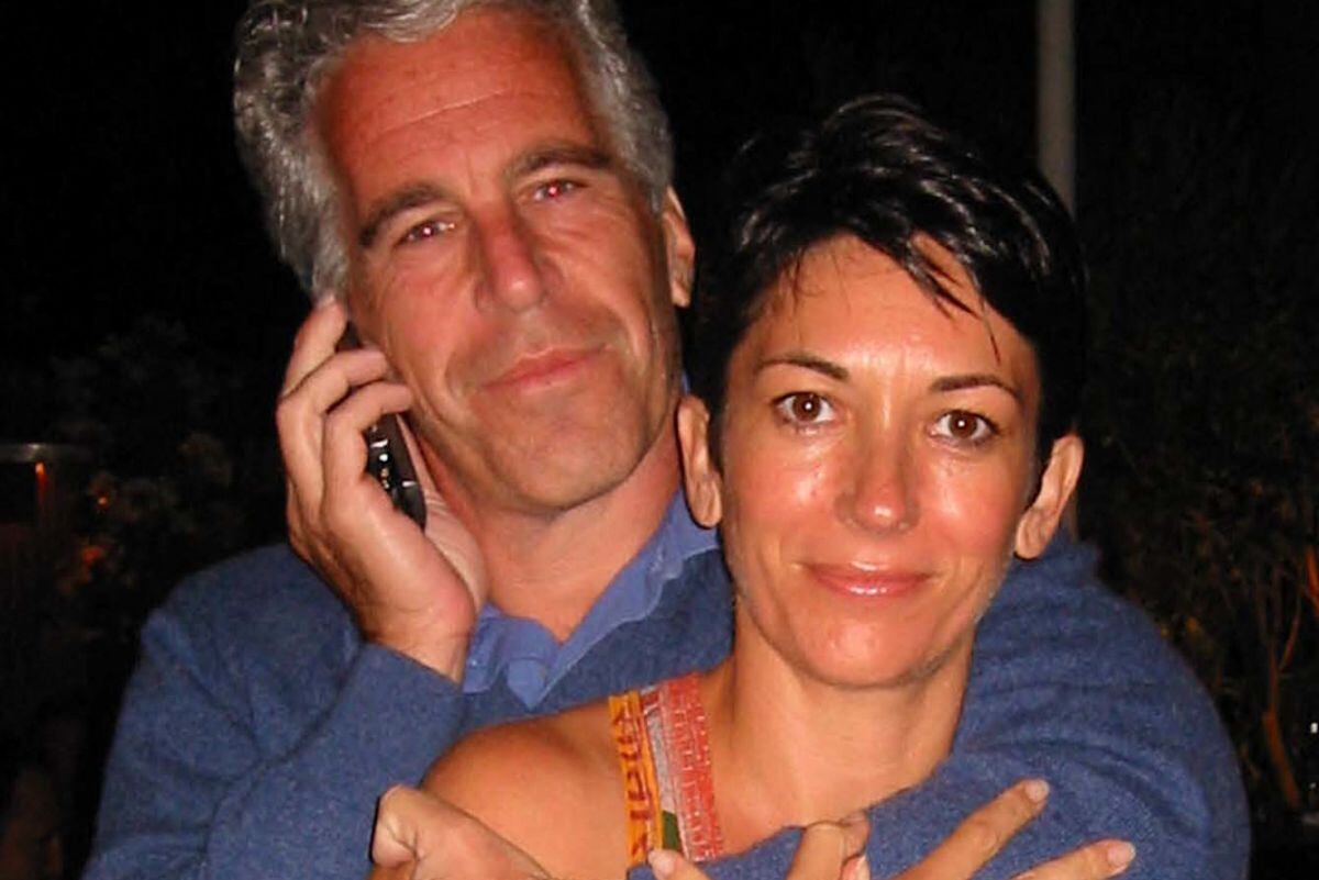 Ghislaine Maxwell y Jeffrey Epstein fueron cómplices en delitos de abuso sexual a menores de edad (Foto: AFP)