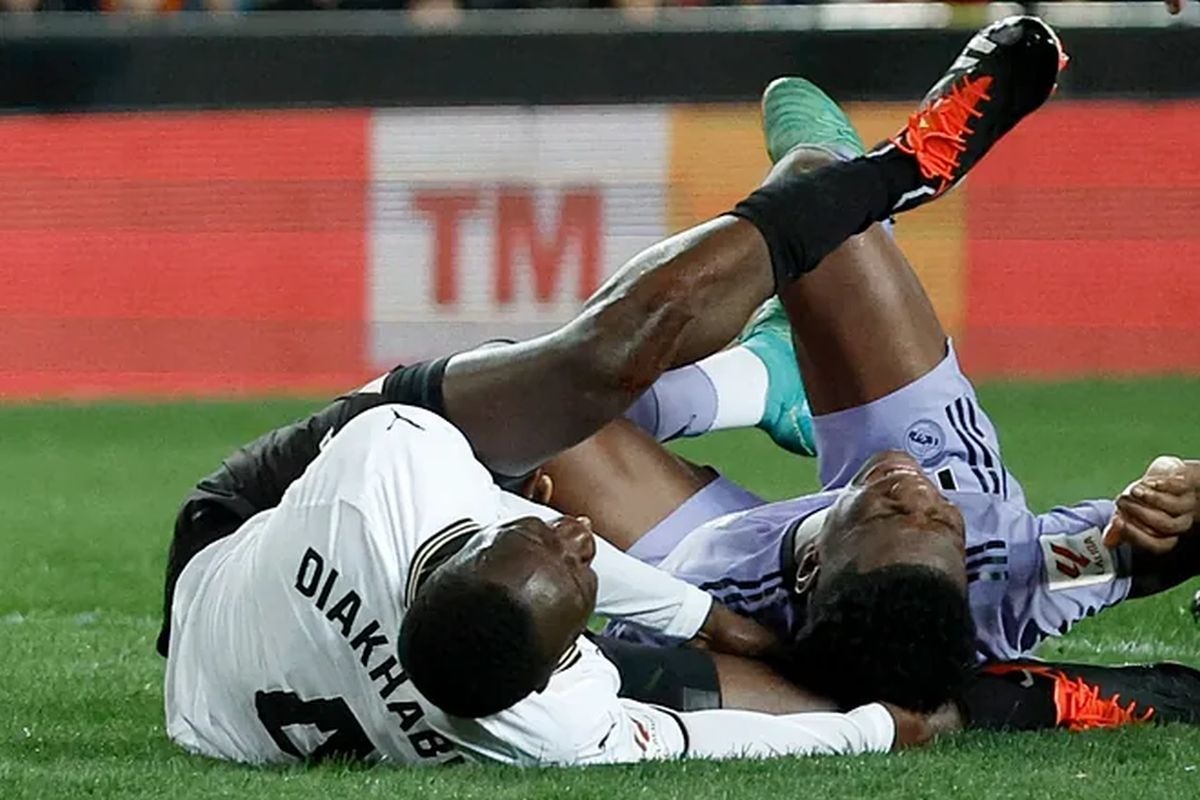 Mouctar Diakhaby estaría hasta un año fuera de las canchas tras dura lesión ante Real Madrid. (Foto: EFE)