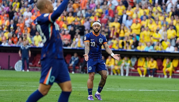 Netherlands' Memphis Depay (10) reacts during a round of sixteen match between Romania and the Netherlands at the Euro 2024 soccer tournament in Munich, Germany, Tuesday, July 2, 2024. (AP Photo/Ariel Schalit)