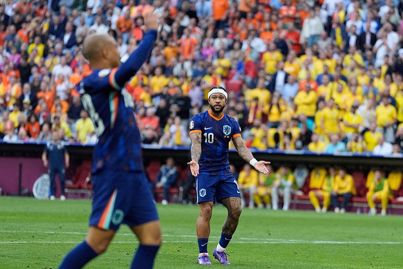 Netherlands' Memphis Depay (10) reacts during a round of sixteen match between Romania and the Netherlands at the Euro 2024 soccer tournament in Munich, Germany, Tuesday, July 2, 2024. (AP Photo/Ariel Schalit)