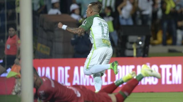 ¡Lo madrugó! El gol de Dayro Moreno a Chapecoense en complicidad con portero [VIDEO]