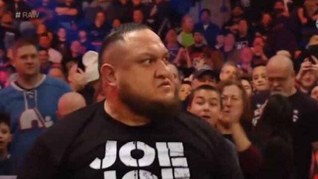 ¡Llegó a tiempo! Samoa Joe salvó a Kevin Owens del ataque de Seth Rollins y AOP [VIDEO]