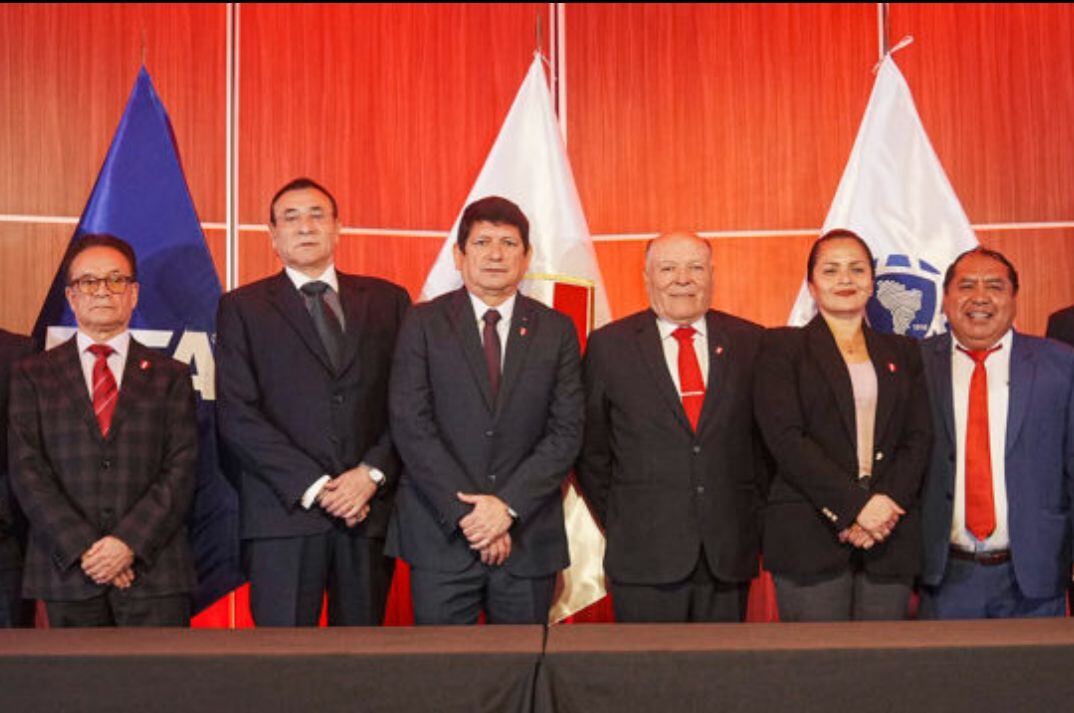 Lozano y la junta directiva de la FPF | FOTO: FPF