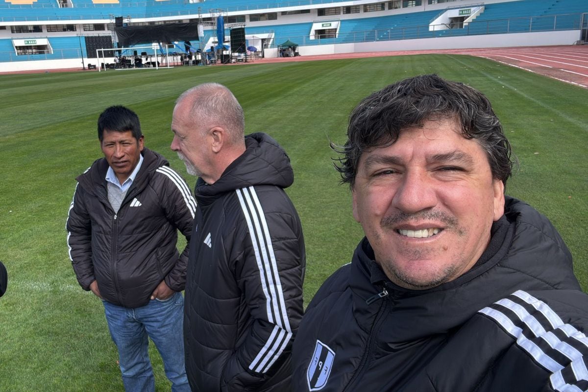 La FPF avanza con el proyecto para convertir Puno en una sede alterna de la selección peruana. Mano Menezes y Jean Ferrari volvieron a la ciudad para evaluar el estadio de la UNA y posibles campos de entrenamiento. | Cuenta de X de Jean Ferrari