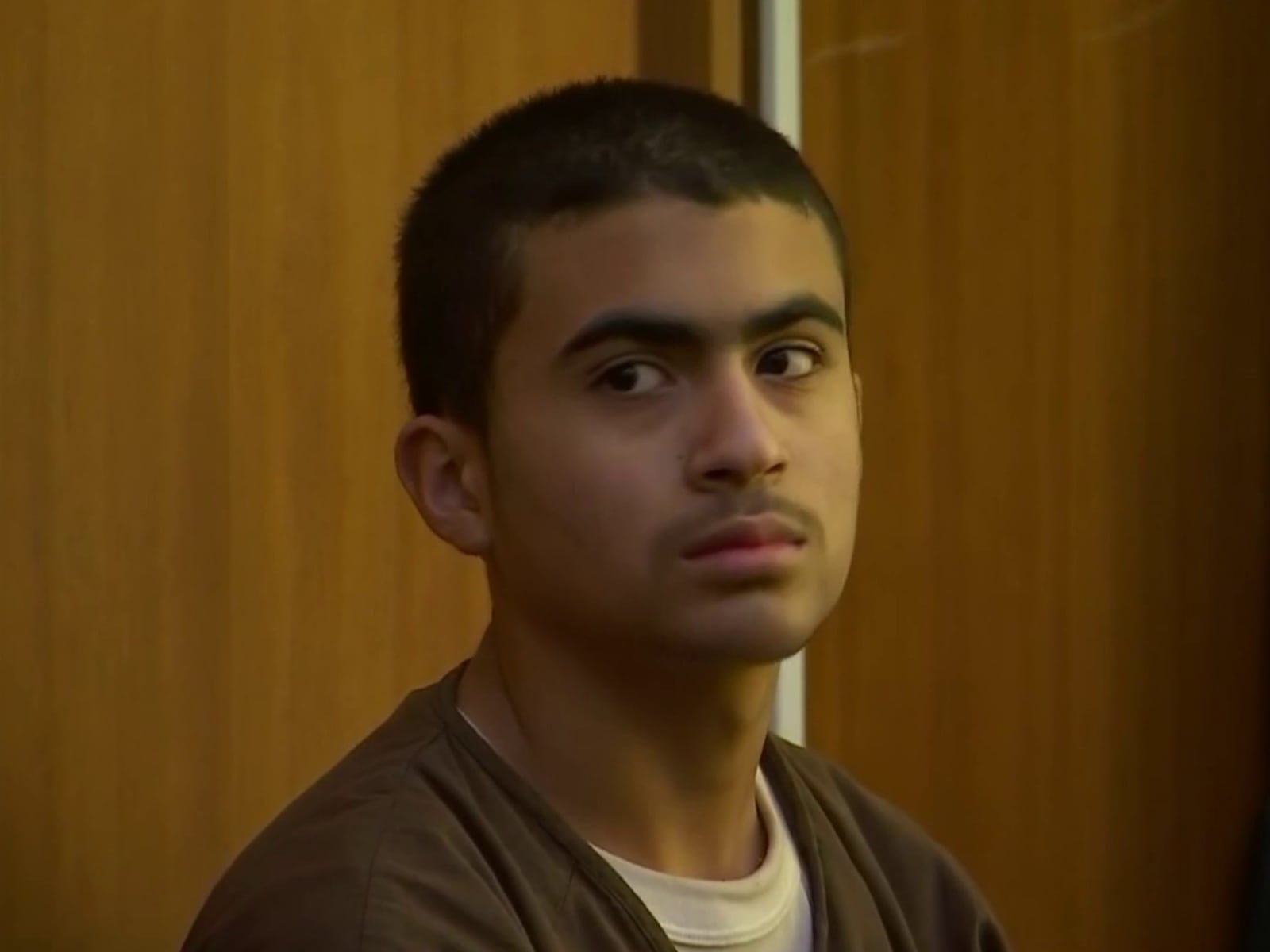 Derek Rosa durante una de las audiencias por su caso, en el que será juzgado por haber asesinado a su propia madre (Foto: ABC / YouTube)