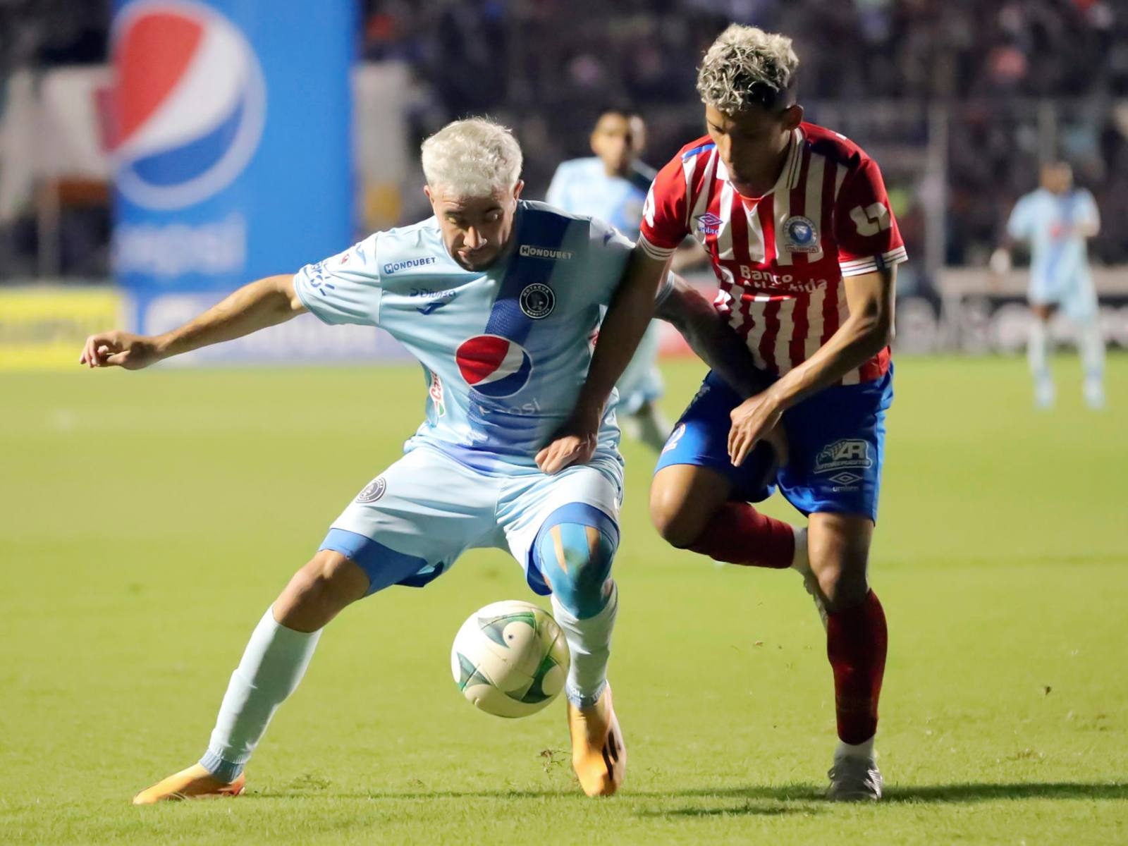 Motagua y Olimpia prometen ofrecer un mejor espectáculo para sus fans en el duelo de revancha. (Foto: EFE)