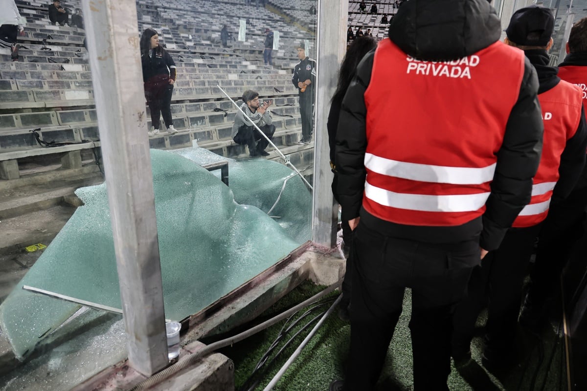 Una valla de vidrio rota destruida por fanáticos de Colo Colo en el estadio Monumental David Arellano en Santiago, el 10 de abril de 2025. (Foto de Javier TORRES / AFP)