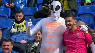 El hincha que se vistió de extraterrestre para pedirle la camiseta a Messi