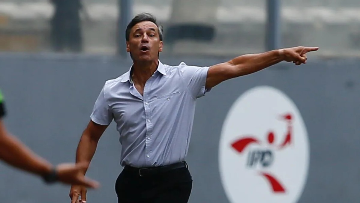 Fabián Bustos arremetió contra el estado de la cancha del Estadio Nacional. (Foto: GEC)