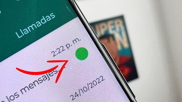 ¿Por qué hay un punto verde en los chats de WhatsApp y cómo puedo eliminarlo?
