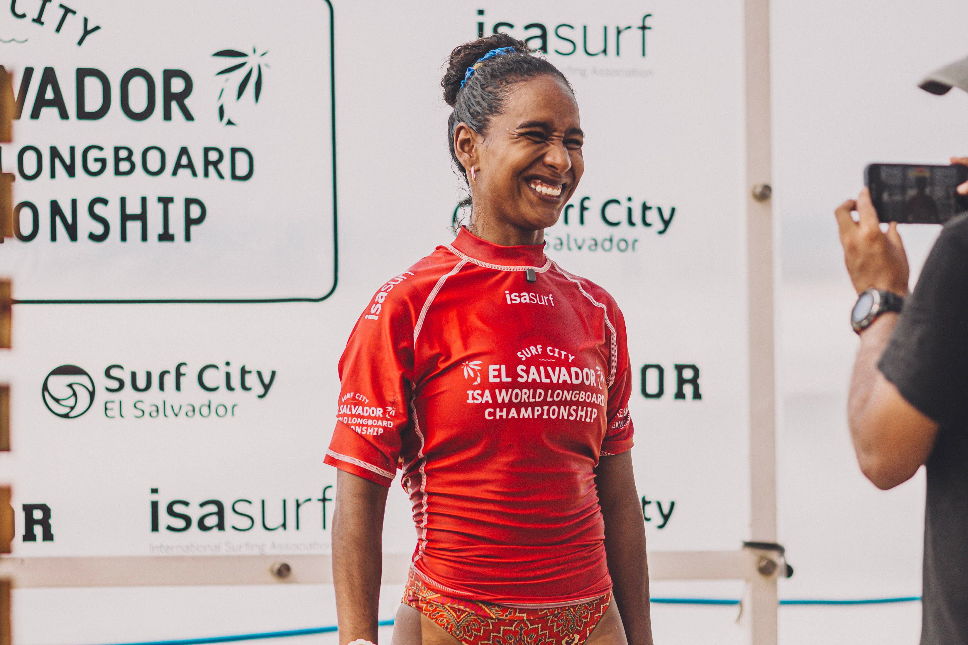 María Fernanda Reyes tiene 27 años y es deportista de Surf. (Foto: Difusión)