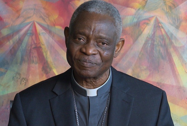 El cardenal Peter Turkson, de origen humilde en Ghana, se ha convertido en una figura prominente de la Iglesia católica, lo que lo posiciona como un posible candidato a ser el primer Papa procedente del África subsahariana. Su amplia experiencia pastoral en Ghana, sumada a sus funciones de liderazgo en oficinas clave del Vaticano y sus sólidas habilidades de comunicación, consolidan su posición. Originario de una dinámica región africana donde la Iglesia prospera en medio de los desafíos seculares de Europa, la experiencia de Turkson es un activo valioso. A pesar de la reestructuración previa del Vaticano y sus propias declaraciones contra la elección papal, su influyente presencia y compromiso global lo mantienen en la conversación como un destacado aspirante al papado. | Crédito: vaticannews.va