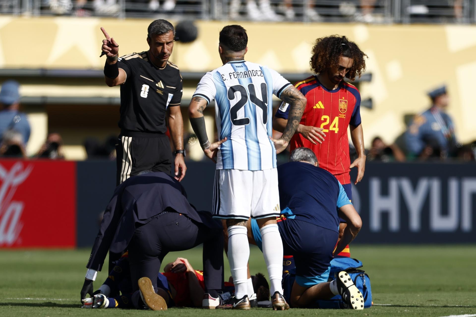 ¡Se quedó con diez! Enzo Fernández fue expulsado en el cierre de la final ante España (Foto: EFE)