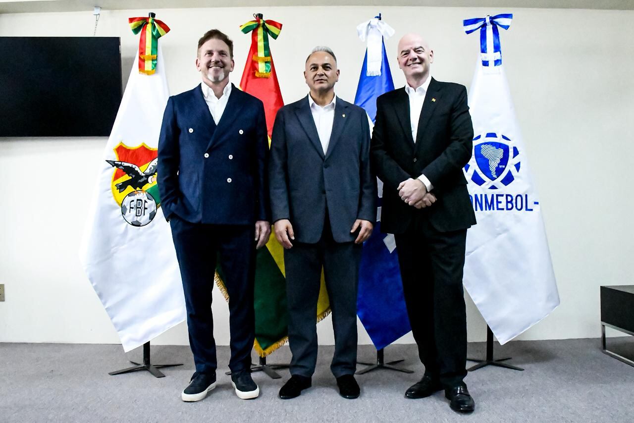 El máximo dirigente del fútbol mundial, el paraguayo y Fernando Costa, titular de la FBF. (Foto: FBF)