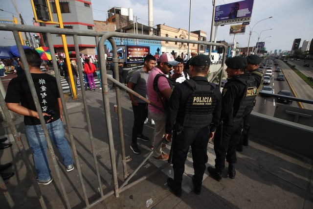 Las mejores postales de la llegada de hinchas al Estadio Nacional (Foto: Jorge Cerdán / GEC)