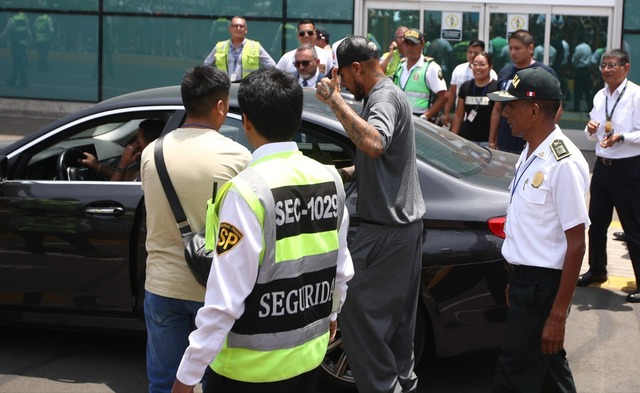 Paolo Guerrero llegó a Perú para entablar una reunión con el presidente del club Cesar Vallejo, Richard Acuña. (Fotos: jorge.cerdan/@photo.gec)
