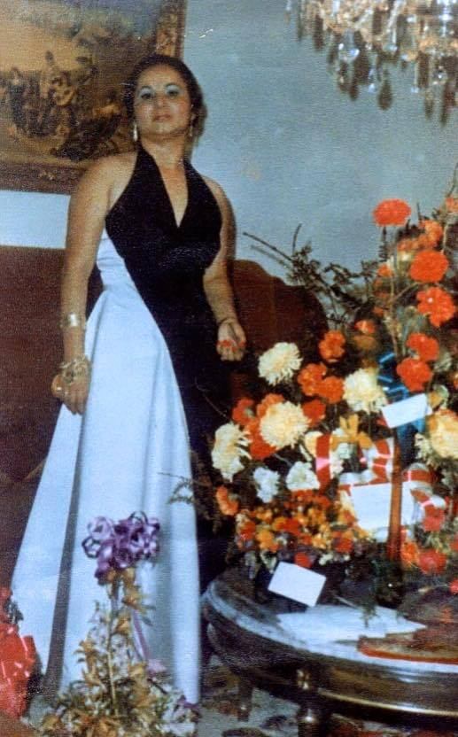 Griselda Blanco mucho antes de ir a prisión, luciendo un elegante vestido celeste y negro (Foto: Catherine Zeta-Jones / Facebook)