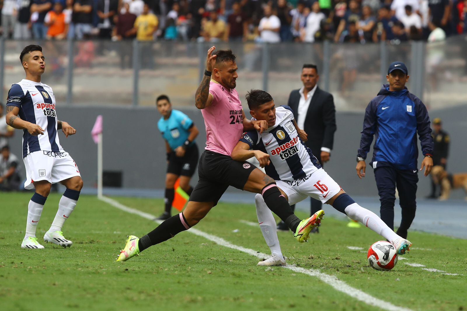 Jesús Castillo peleando el balón con Jorge Ríos. (Foto: Leonardo Fernández / GEC).