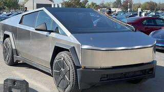 Empresario gana una fortuna mensual tras alquilar 5 Tesla Cybertruck que le compró a Elon Musk