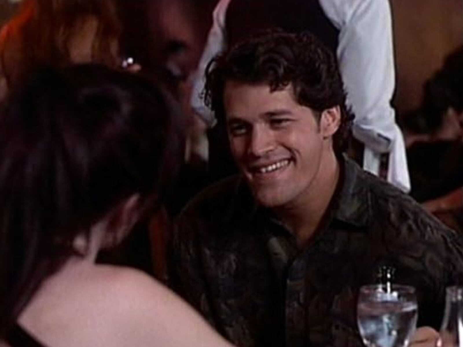 El actor estadounidense sonríe como Stuart Carson en una escena de la serie de televisión “Beverly Hills 90210” (Foto: Spelling Television)