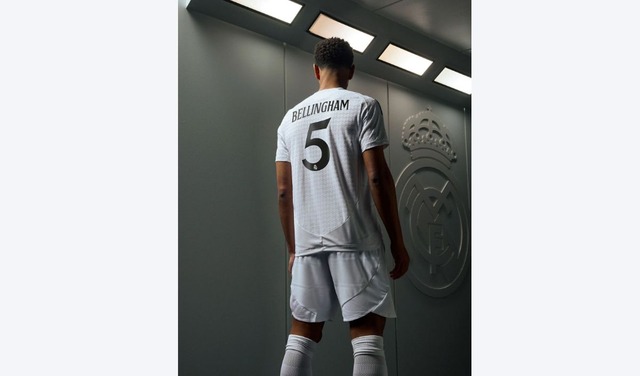 “Es un diseño minimalista en el que el color blanco incorpora un patrón de pata de gallo personalizado con las iniciales RM”, resalta en su noticia el Real Madrid sobre un “diseño limpio” que “hace referencia al ADN” del club y que “está confeccionada con los materiales más avanzados y cuenta con la tecnología HEAT.RDY, que regula el flujo del aire para mantener a los jugadores frescos durante los partidos”. (Foto: Real Madrid.com)
