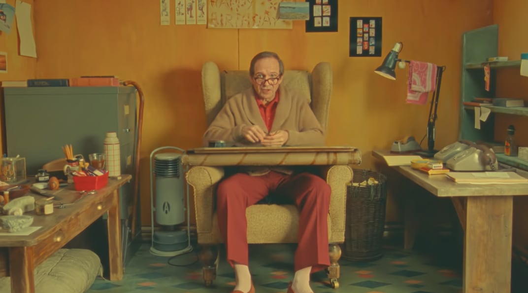 Roald Dahl relatando "La maravillosa historia de Henry Sugar" en la película dirigida por Wes Anderson (Foto: Netflix)