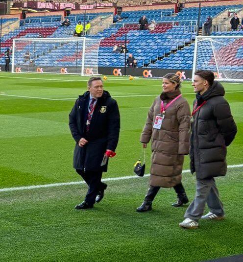 Oliver Sonne reconociendo el campo del Burnely. (Foto: Ben Chapman / @Chapmanting)