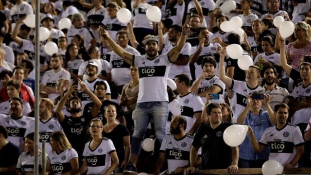 Hincha de Olimpia es viral por festejar gol de la forma más inusual en pleno estadio [VIDEO]