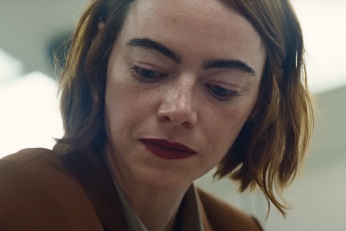 Emma Stone interpreta a tres personajes diferentes en la comedia de antología "Kinds of Kindness" (Foto: Searchlight Pictures)