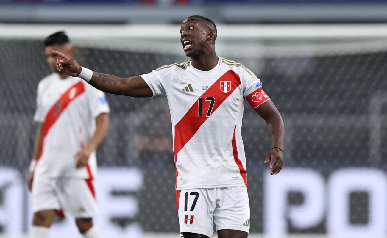 Luis Advíncula fue el capitán de la Selección Peruana ante Chile en el debut por Copa América 2024. (Foto: AFP)