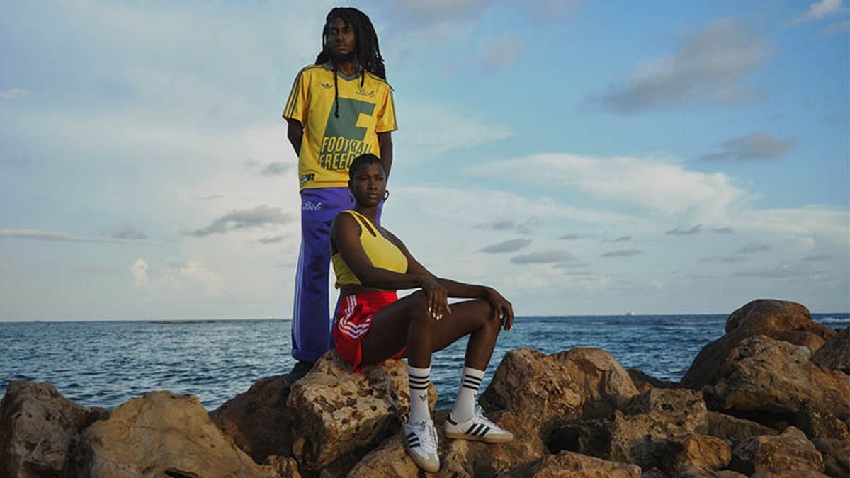 Desarrollada junto a la Bob Marley Foundation, la colección se apoya en material de archivo y en prendas utilizadas por Bob Marley durante sus giras internacionales. (Foto: adidas)