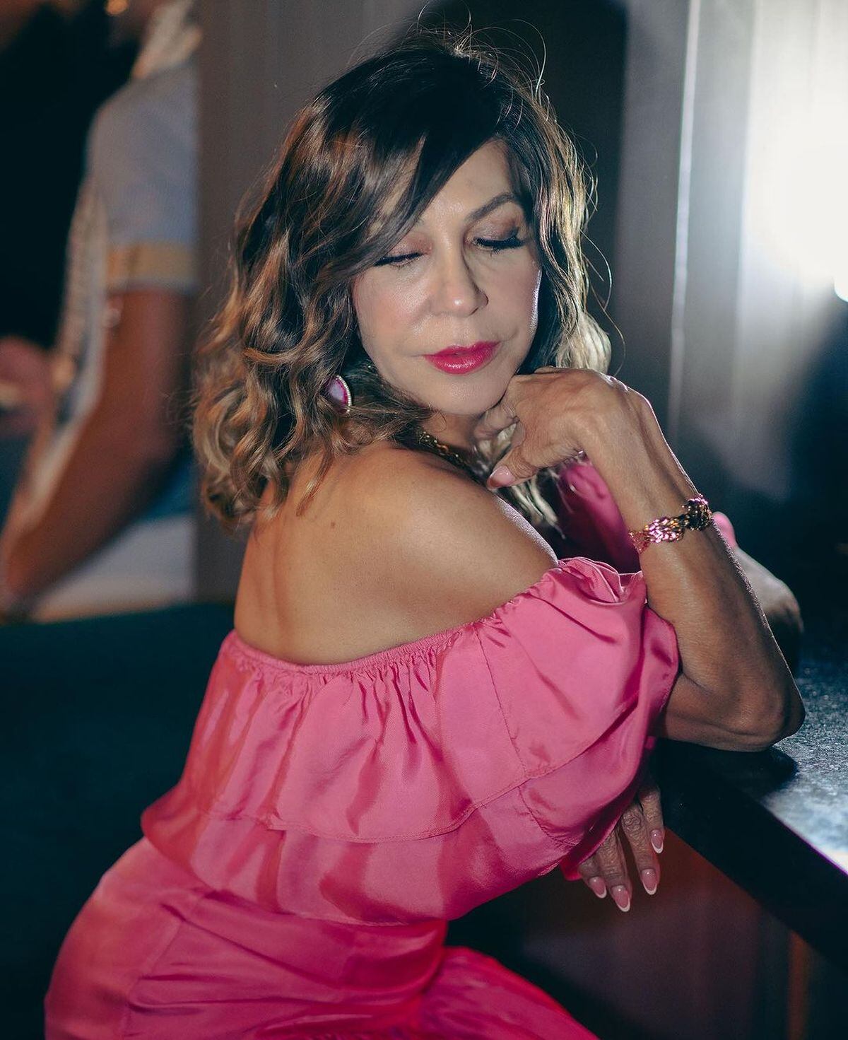 Aquí luciendo un vestido rosado que deja al descubierto sus hombros y parte de su espalda (Foto: Marissa Teijo / Instagram)