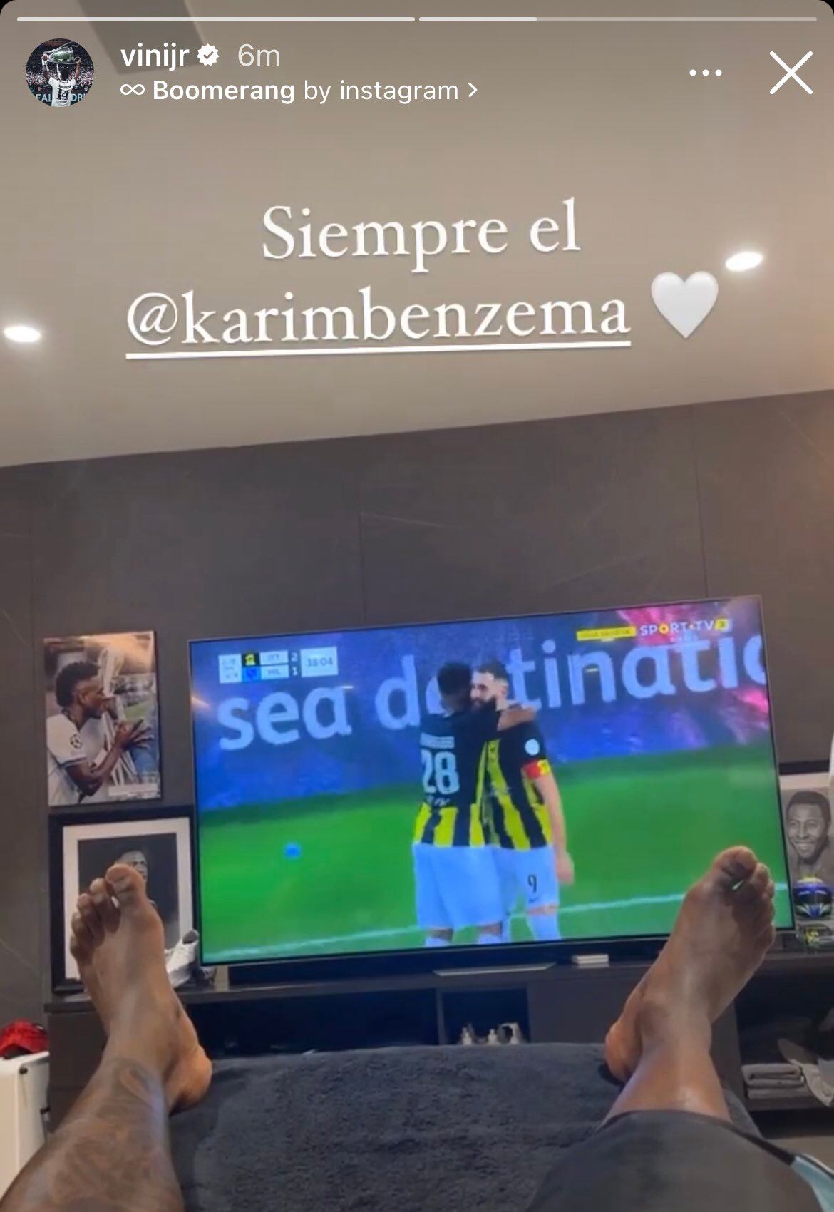 Vinicius Junior celebra el gol de Benzema en Arabia Saudita.