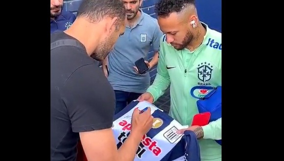 Hernán Barcos firmó la camiseta de Alianza Lima para Neymar. (Captura)