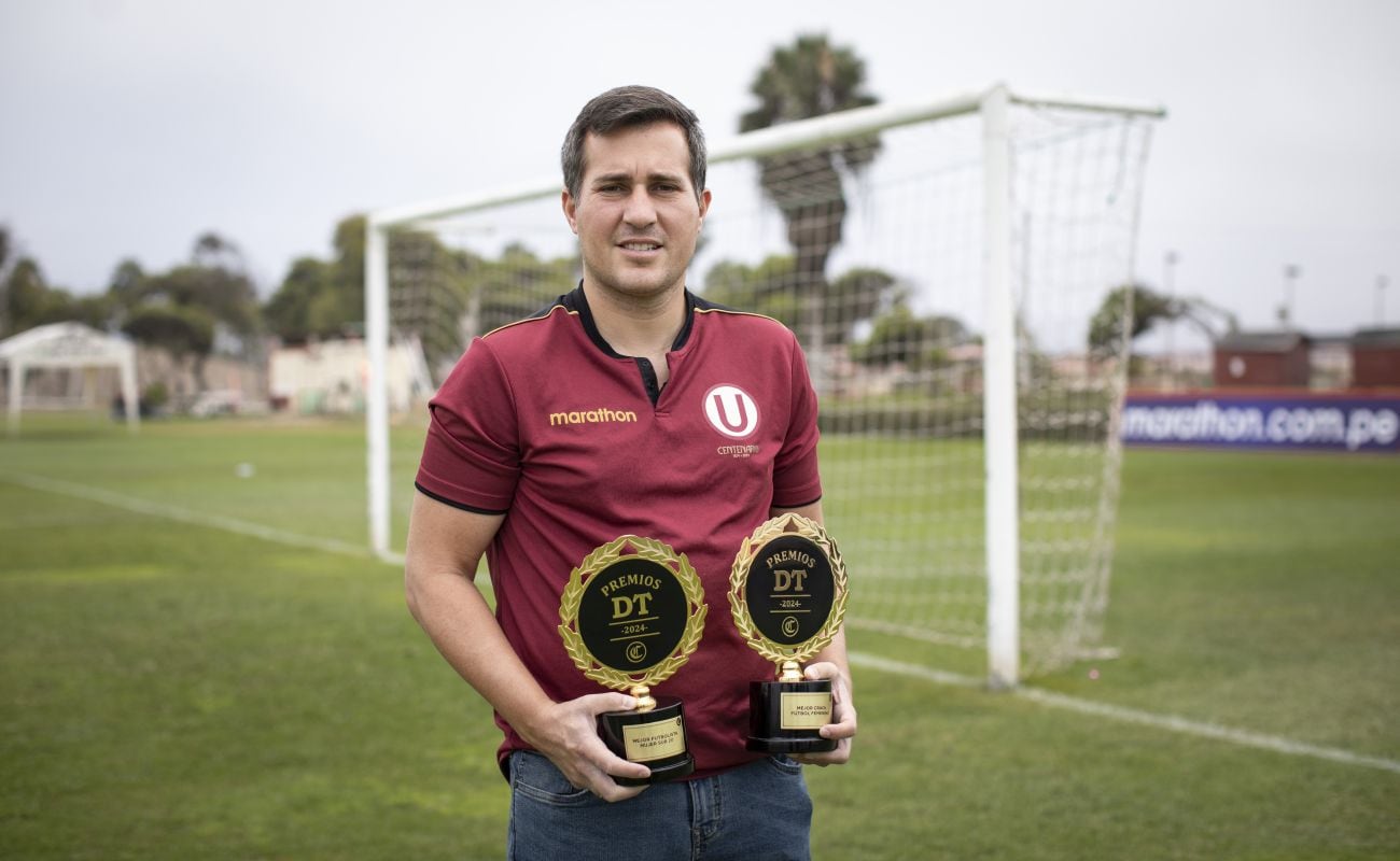 Fabrizio Acerbi, jefe del Polideportivo de Universitario de Deportes, recibió los trofeos por las categorías a mejor equipo fútbol femenino, mejor crack (Fefa Lacoste) y mejor entrenador fútbol femenino (John Tierradentro). / Foto: Joel Alonzo / El Comercio