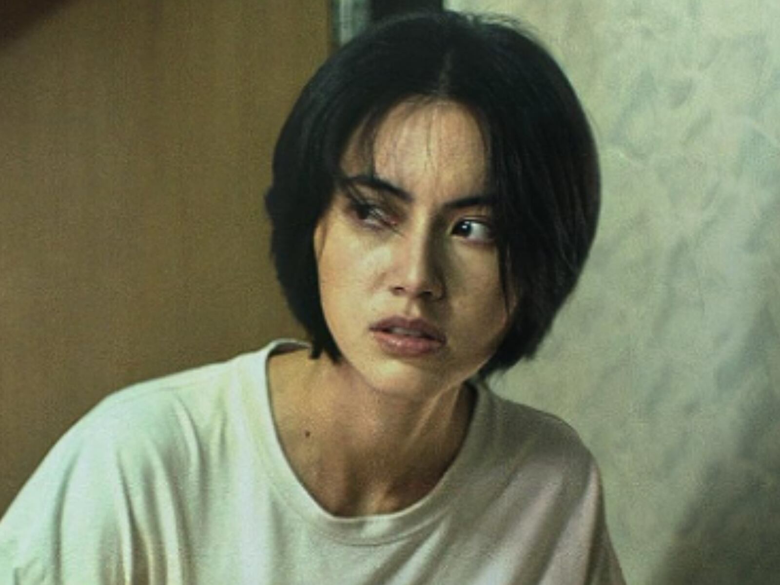 Toom recibe una misteriosa caja al inicio de la ficción tailandesa “Seis nueve: la serie” (Foto: Netflix)