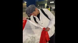 Antes de viajar a Lima: Lapadula firmó una bandera peruana en Italia