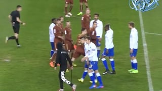 Ultra croata bajó de la tribuna a la cancha con un fierro para agredir a un árbitro [VIDEO]