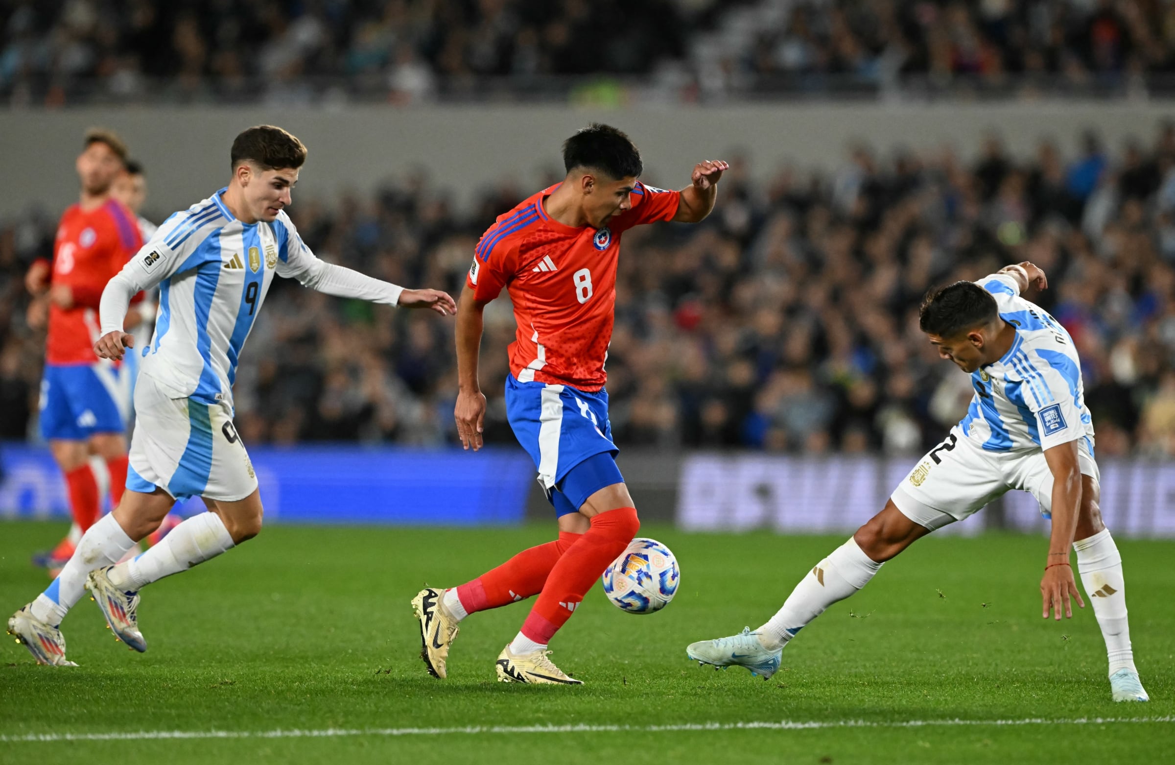 Chile y Argentina juegan en el Estadio Nacional de Santiago este jueves 5 de junio, por las Eliminatorias 2026. (Foto: AFP)