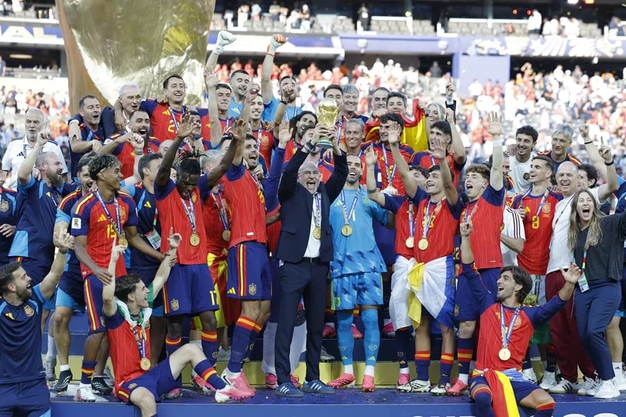 El seleccionador de España Luis de la Fuente celebra con el trofeo del Mundial de la FIFA 2026. (Foto: EFE/ Lavandeira Jr)