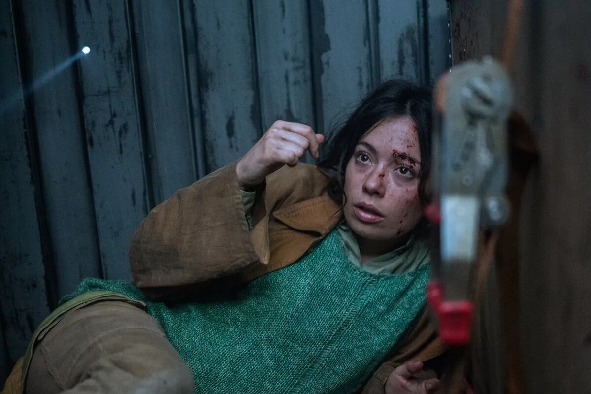 Mía (Anna Castillo) logra sobrevivir al final de la película española "Nowhere" (Foto: Netflix)