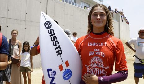 Catalina Zariquiey es subcampeona del Mundial Junior ISA 2025 y Perú sube al podio por equipos
