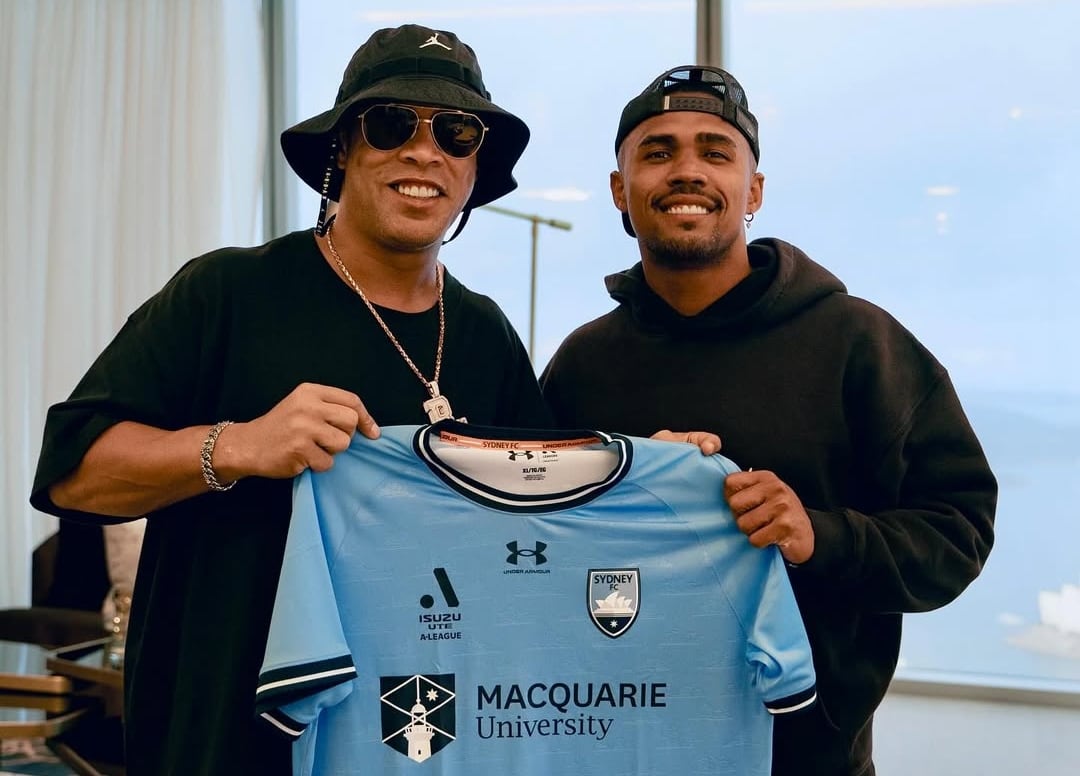 El brasileño Douglas Costa, en su paso por Sydney FC, junto a Ronaldinho en Australia. (Foto: Sydney FC)