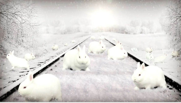 DESAFÍO VISUAL | ¿Puedes contar la cantidad de conejitos blancos en esta imagen de vías de tren nevadas?