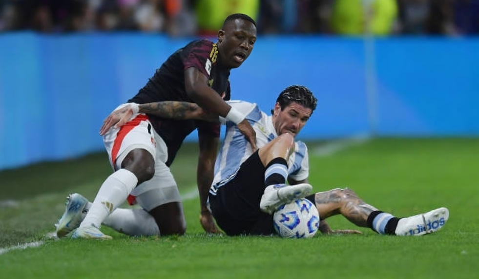 Argentina vs Perú por la fecha 12 de las Eliminatorias 2026. (Foto: Getty Images).