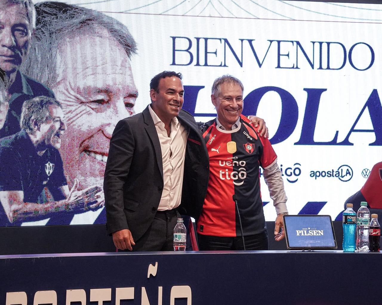 Ariel Holan debutará este sábado 4 de ante 2 de Mayo por el torneo paraguayo. (Foto: @CCP1912Oficial)